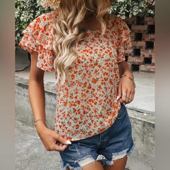 🎉Host Pick🎉 Ditsy Floral Print Blouse. NWT - Picture 4 of 7